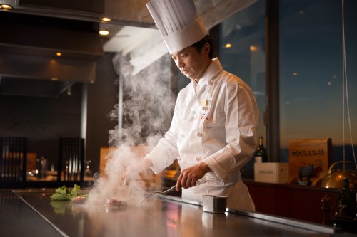 国际21酒店为客人提供多个内部餐厅，提供日本和国际美食。