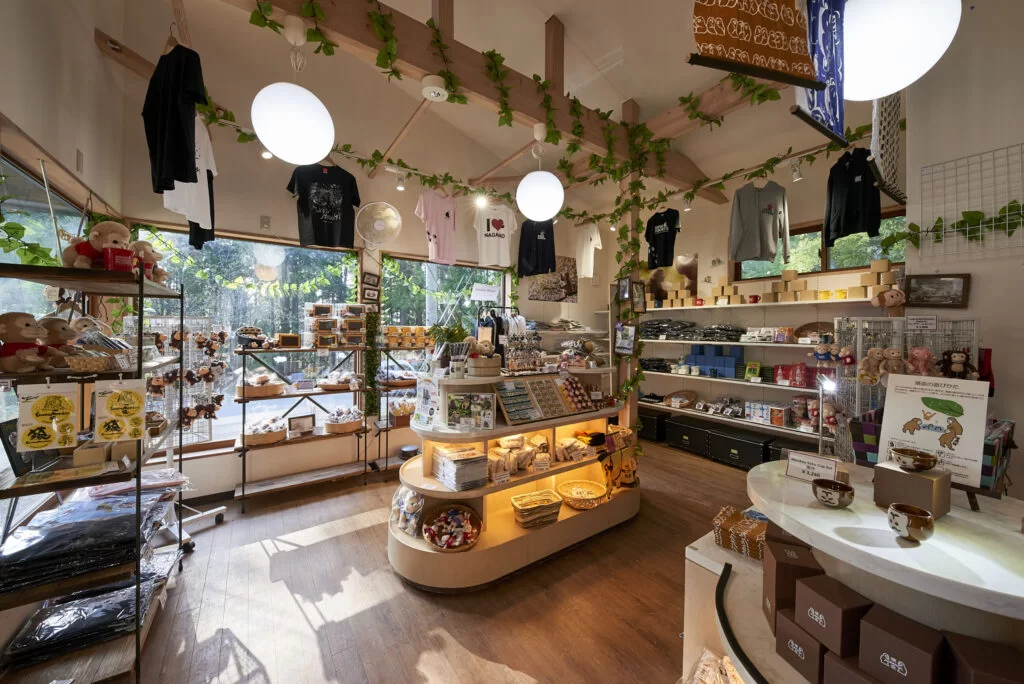 在步道盡頭的這家禮品店，您可以找到所有您需要的雪猴公園商品。