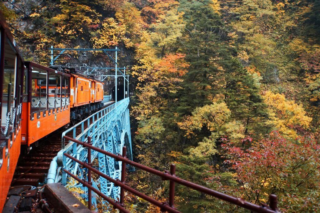 乘坐黑部峡谷铁路