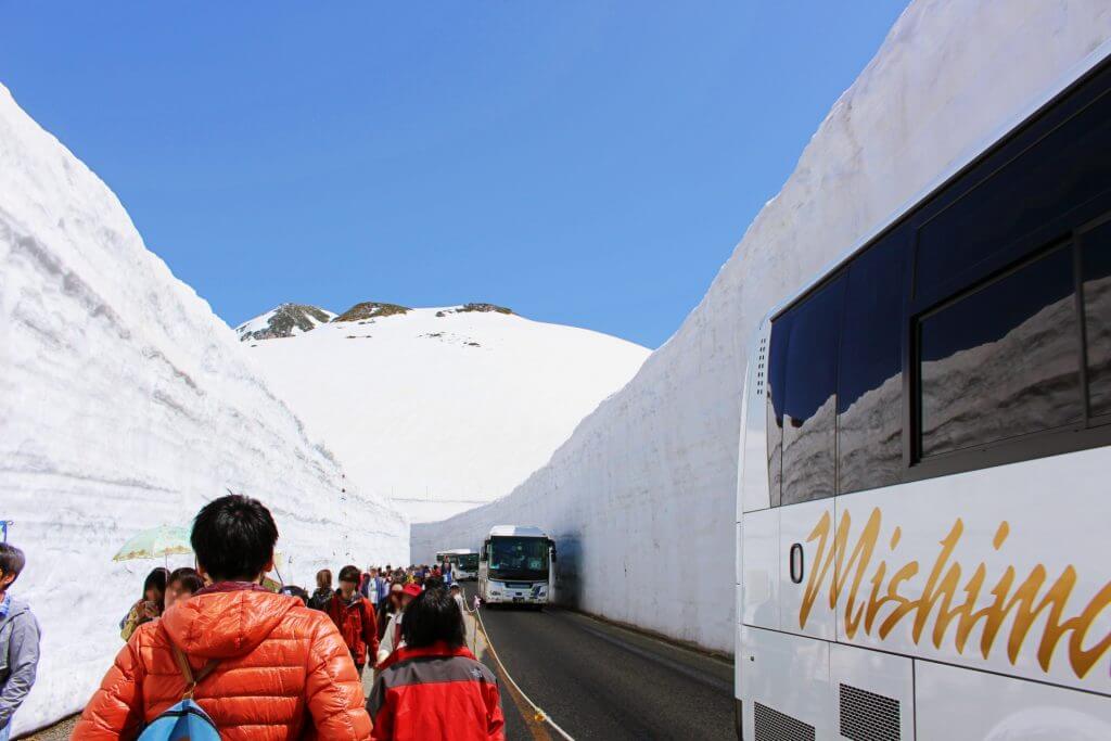 tateyama-kurobe-alpine-route-snow-walls