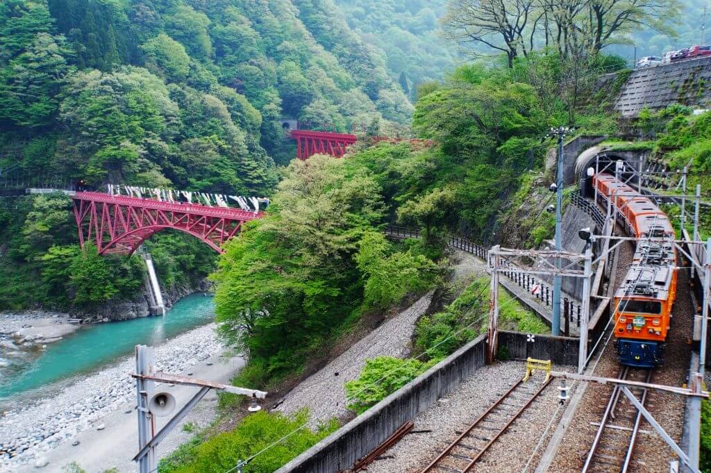 乘坐黑部峡谷铁路