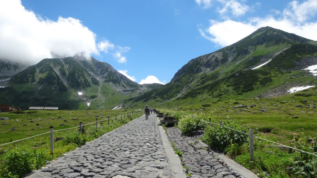 tateyama-kurobe-alpine-route-summer-hiking