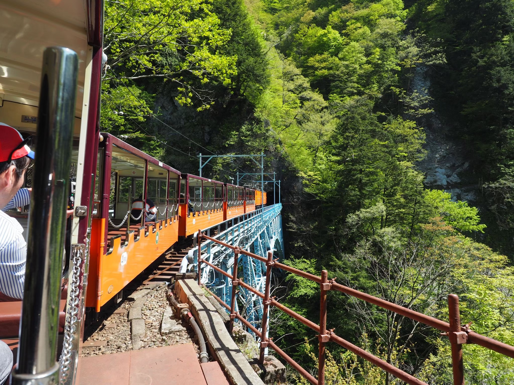 乘坐黑部峡谷铁路