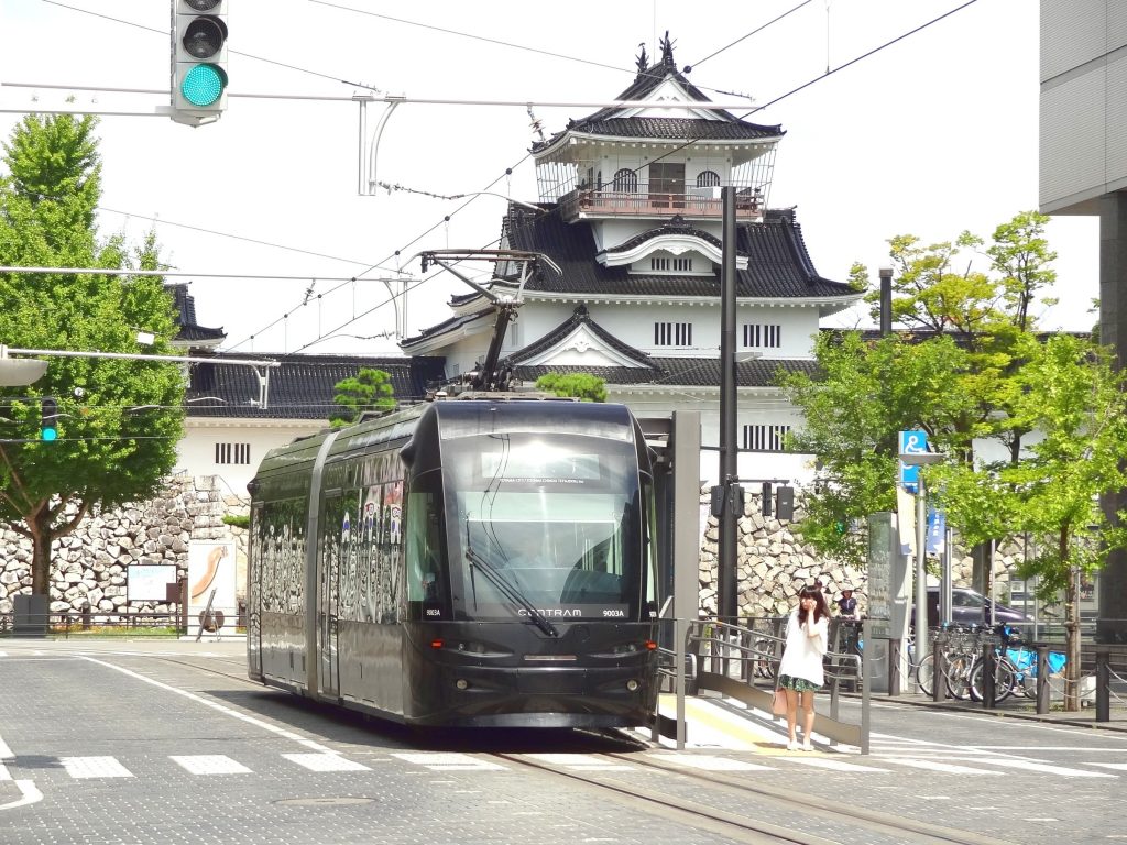 toyama-castle-tram