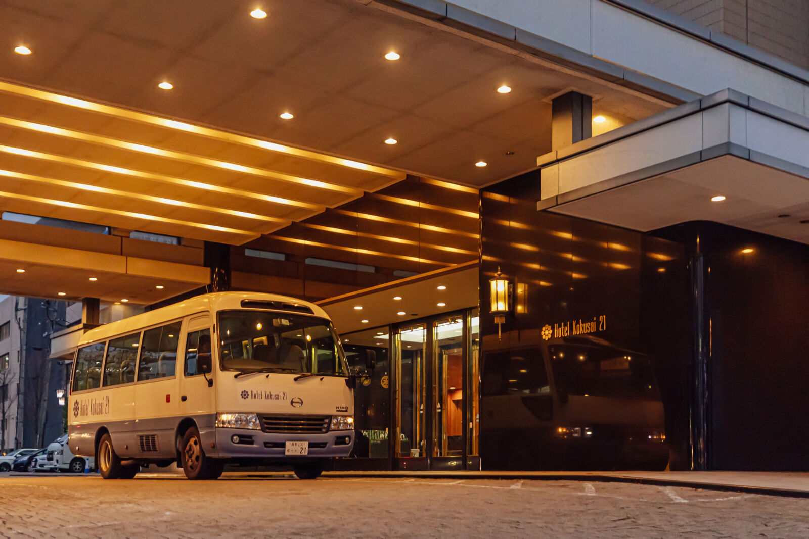 Hotel Kokusai 21 operates a free shuttle bus between Nagano Station for guests.