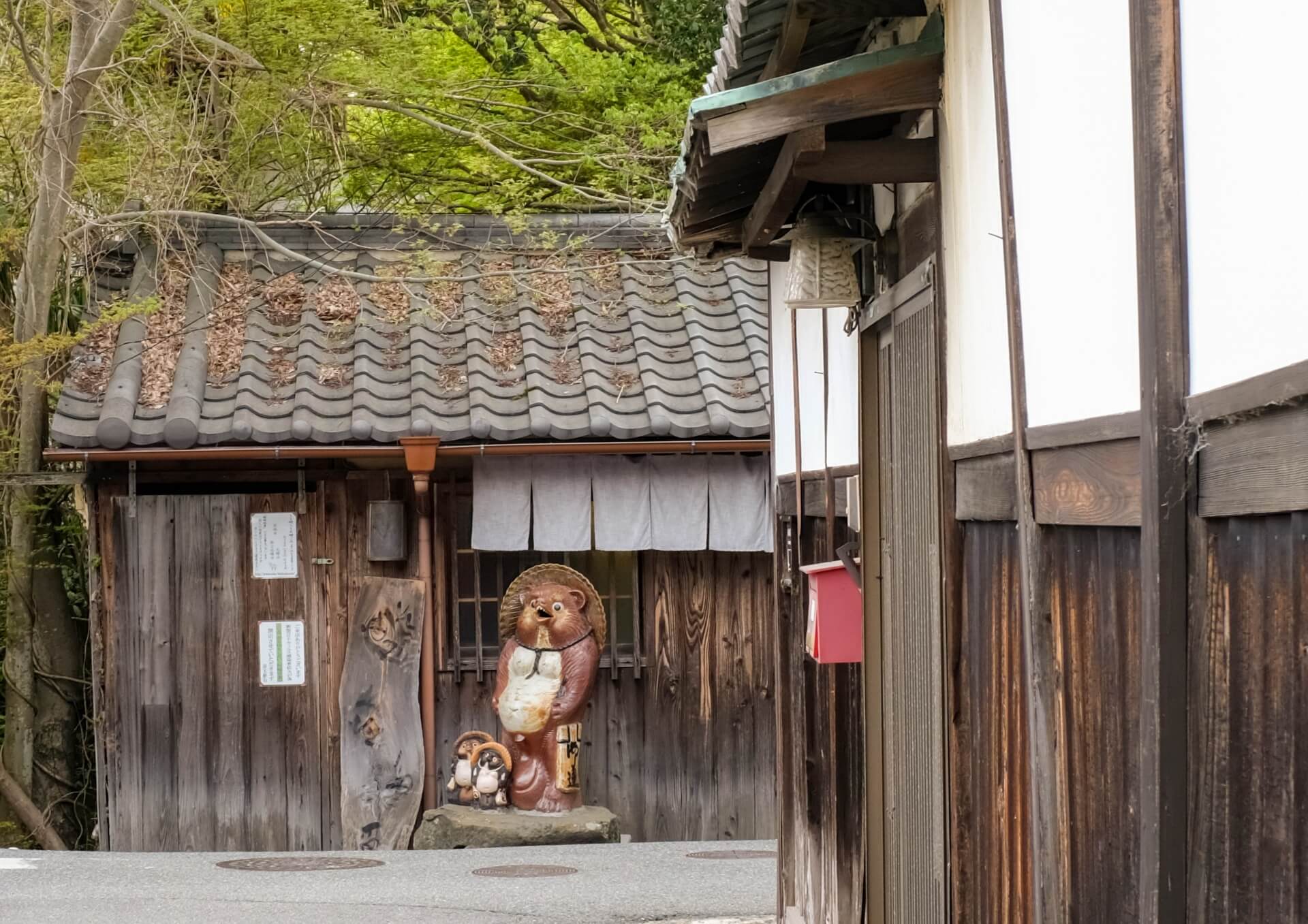 tanuki-statue