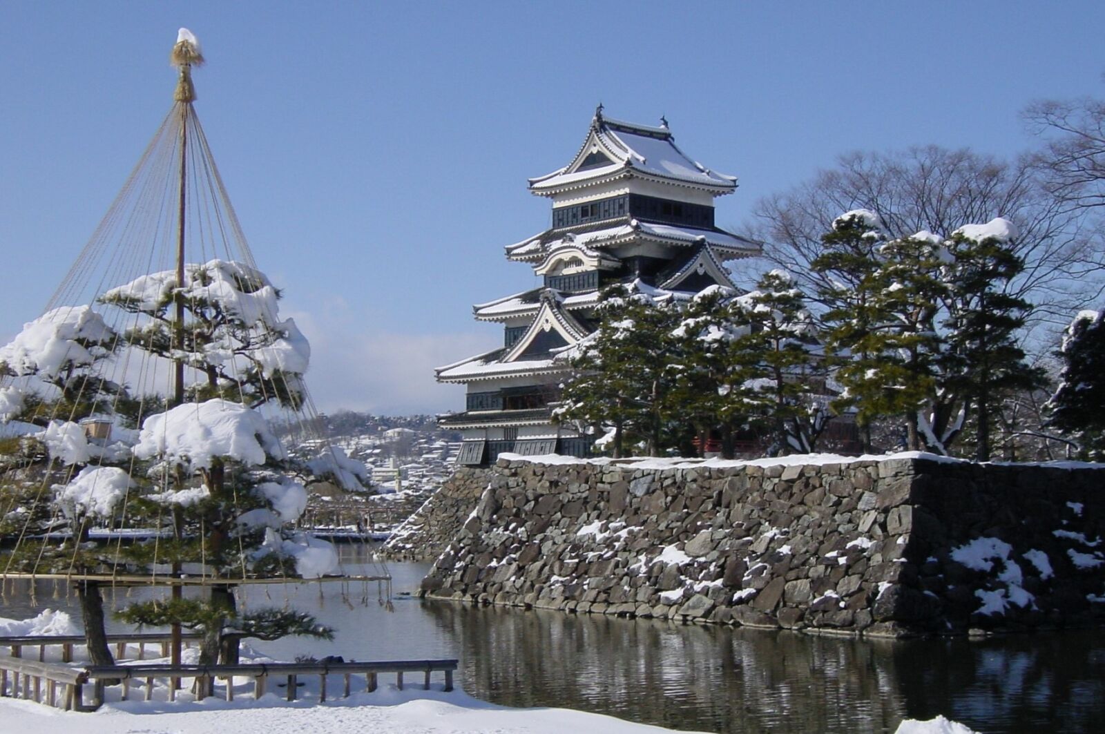 matsumoto-castle-snow