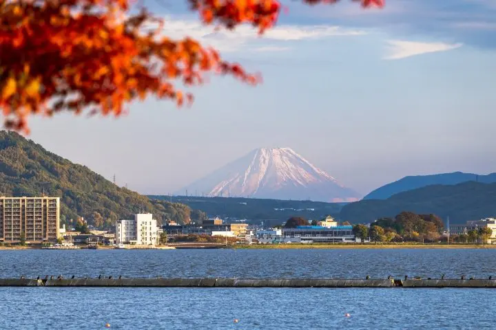 距離東京 3 小時車程、距離松本不到 1 小時車程的湖景飯店