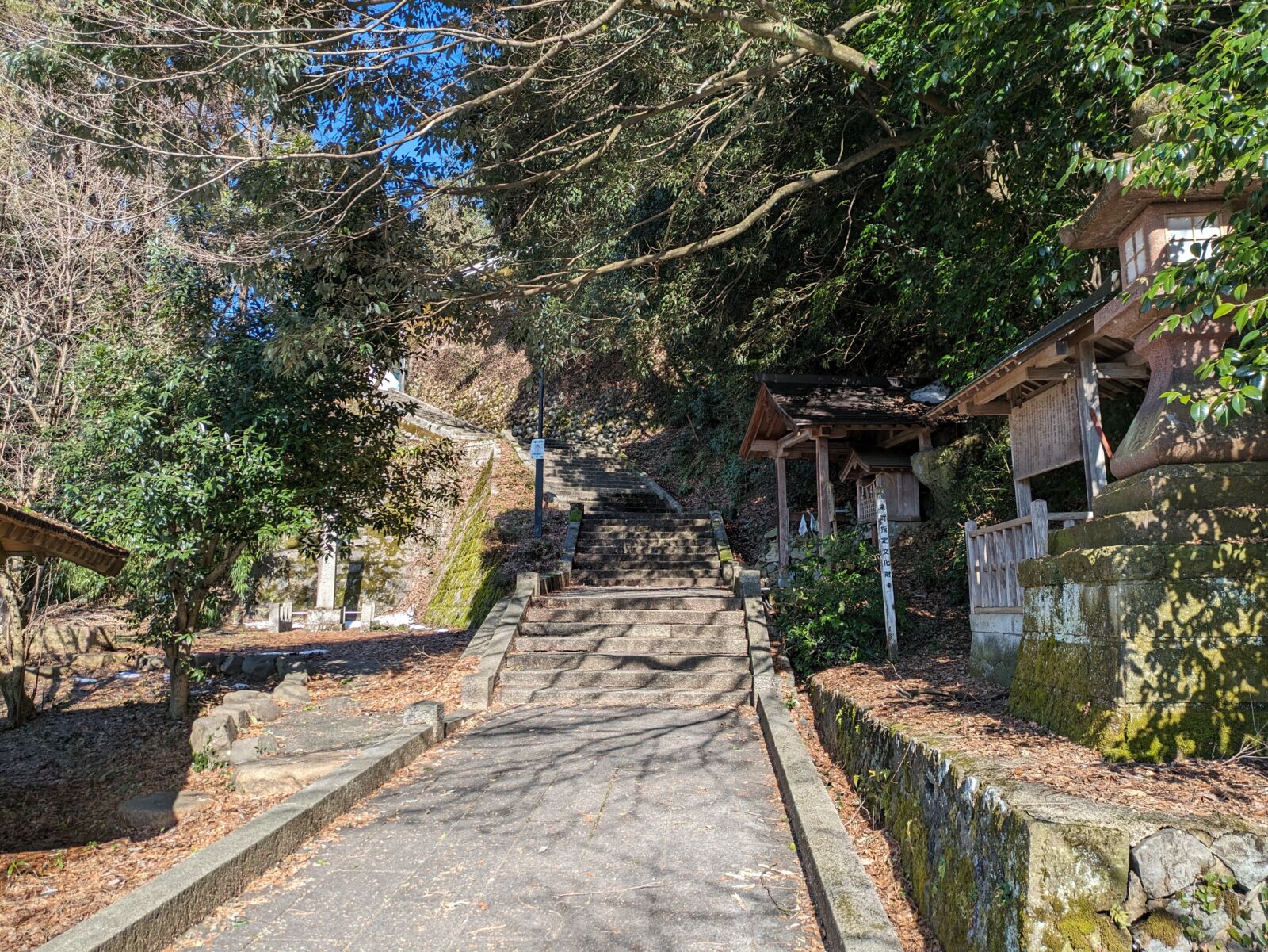 kanazawa-tsurugi-kikengu-shrine-stairs