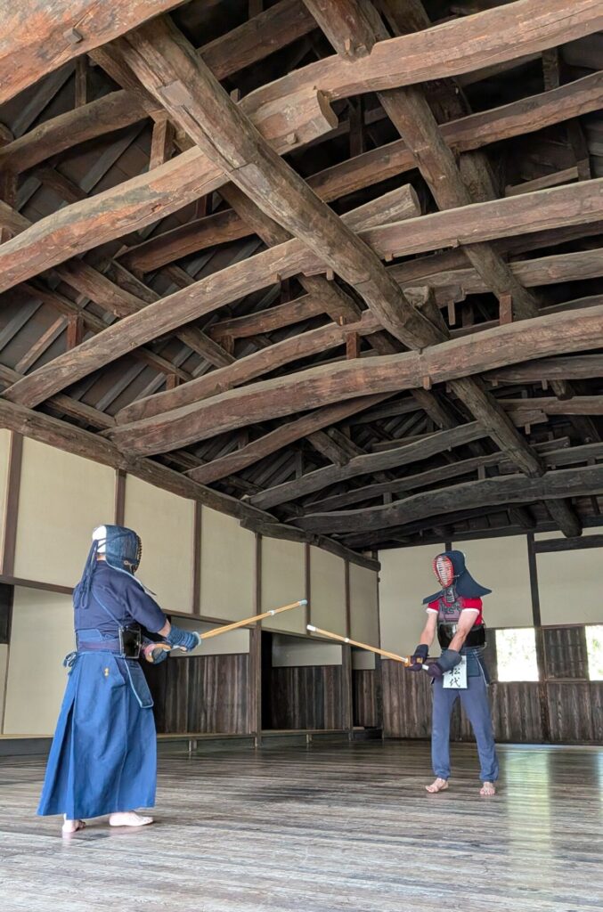 在长野县松代市，剑道教练教客人如何在剑道中得分。