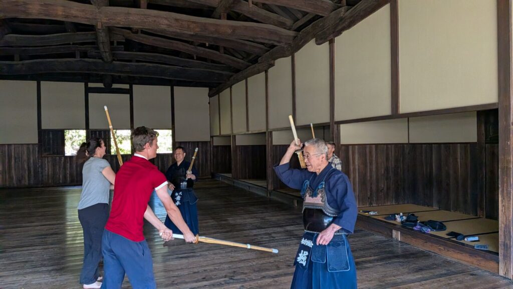 在长野县松代市，剑道教练教客人如何在剑道中得分。