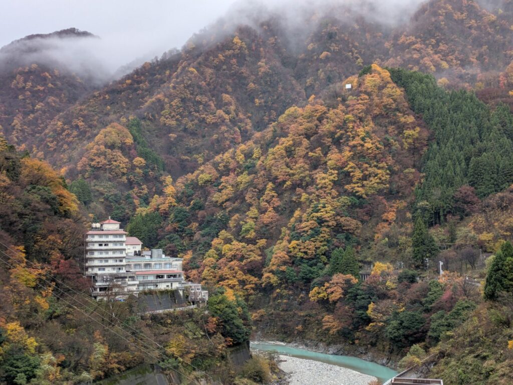 kurobe-gorge-trolley-train