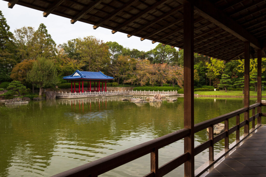 Japanese_garden_pond_at_Daisen_Park_in_Sakai,_October_2018_-_381