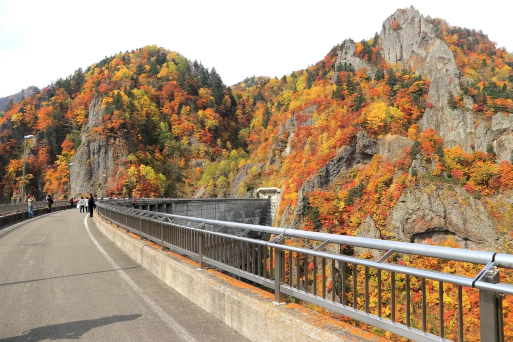 hokkaido-sapporo-hoheikyo-dam-autumn