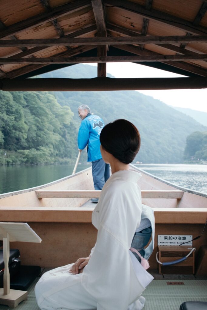 maiko-arashiyama-river-boat-kyoto