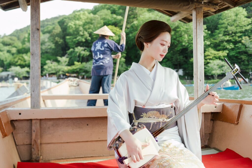 maiko-arashiyama-river-boat-shamisen-boatsman