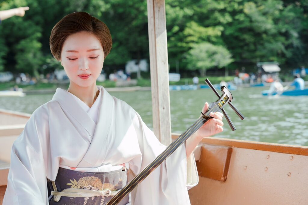 maiko-arashiyama-shamisen-river-boat-day