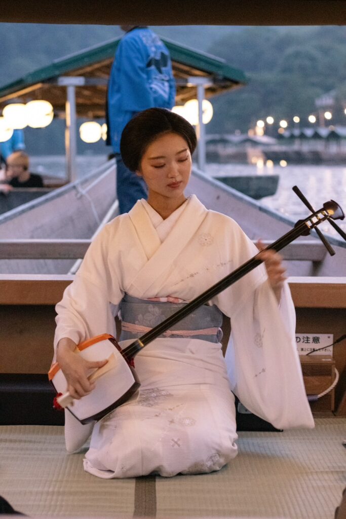 maiko-boat-shamisen