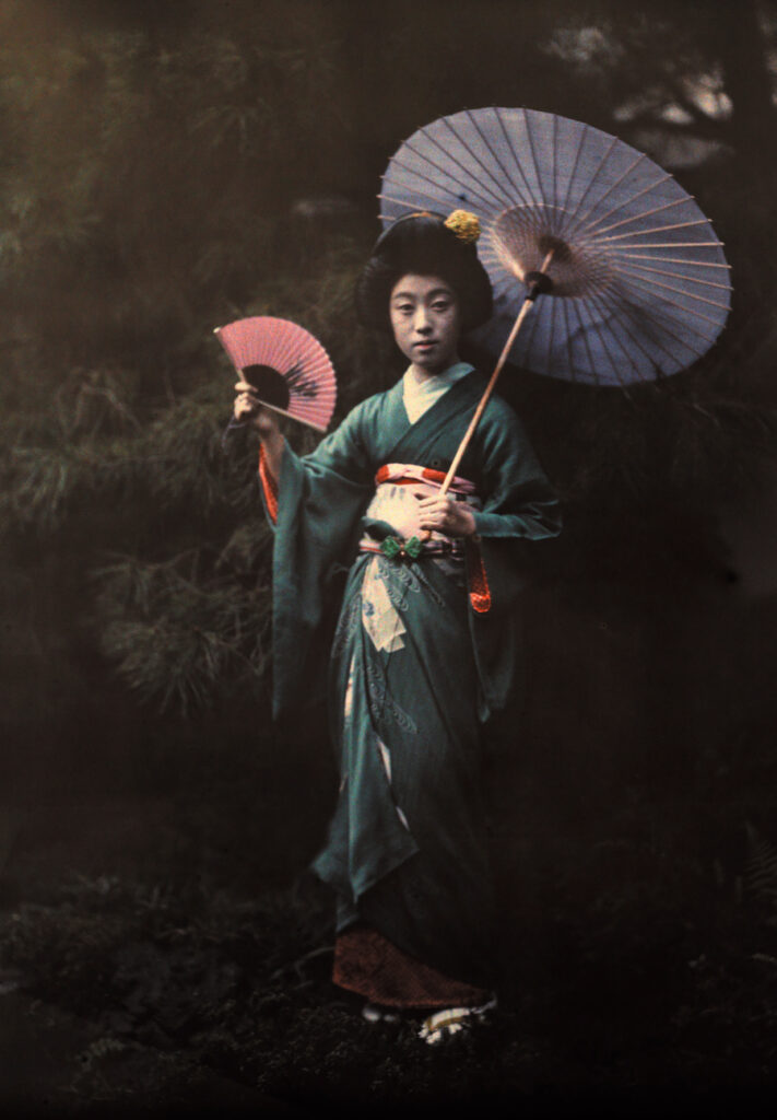 A-Geisha-girl-poses-in-her-Kimono-in-Kyoto-June-1927