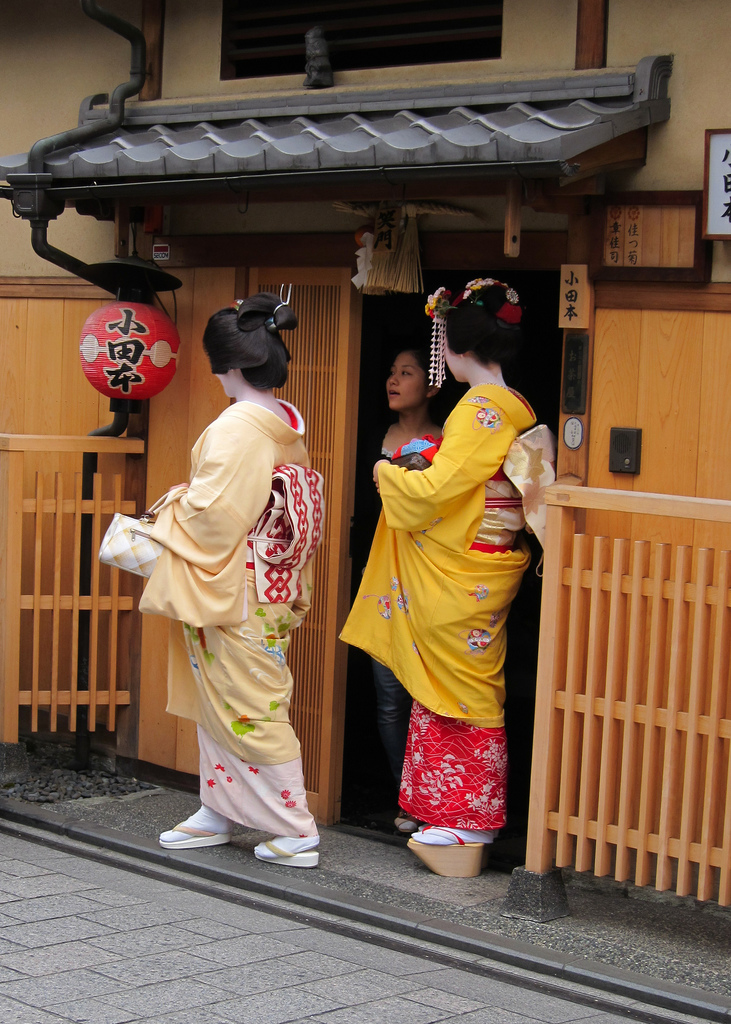 Geisha-maiko-shikomi-kyoto-gion