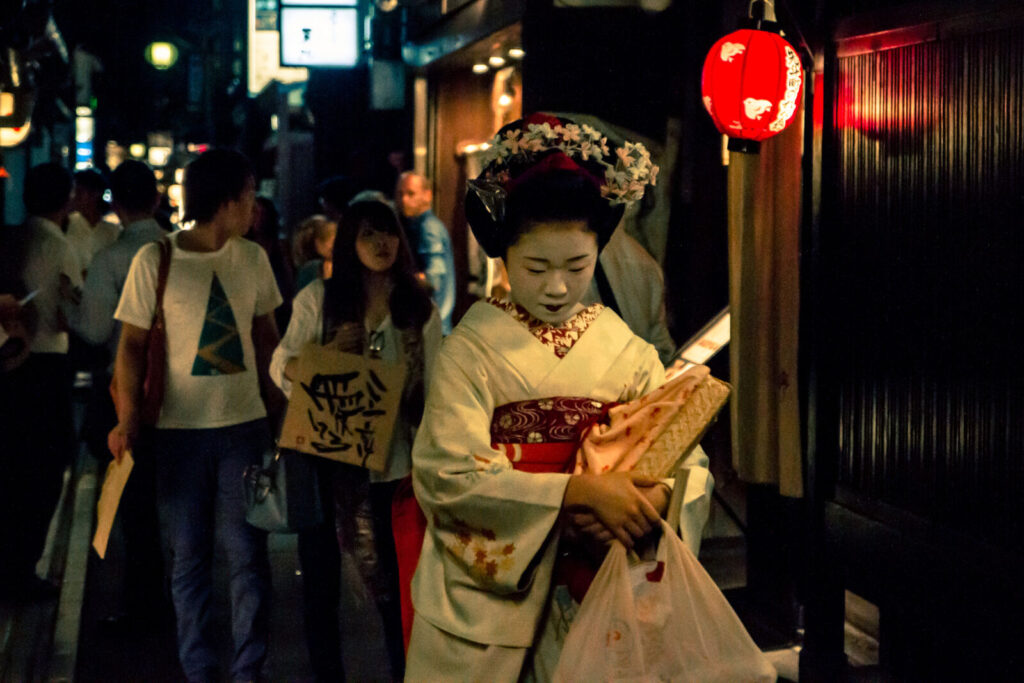geisha-kyoto-maiko-pontocho-old