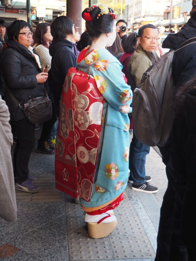 Maiko-in-the-crowd-Kyoto-geisha