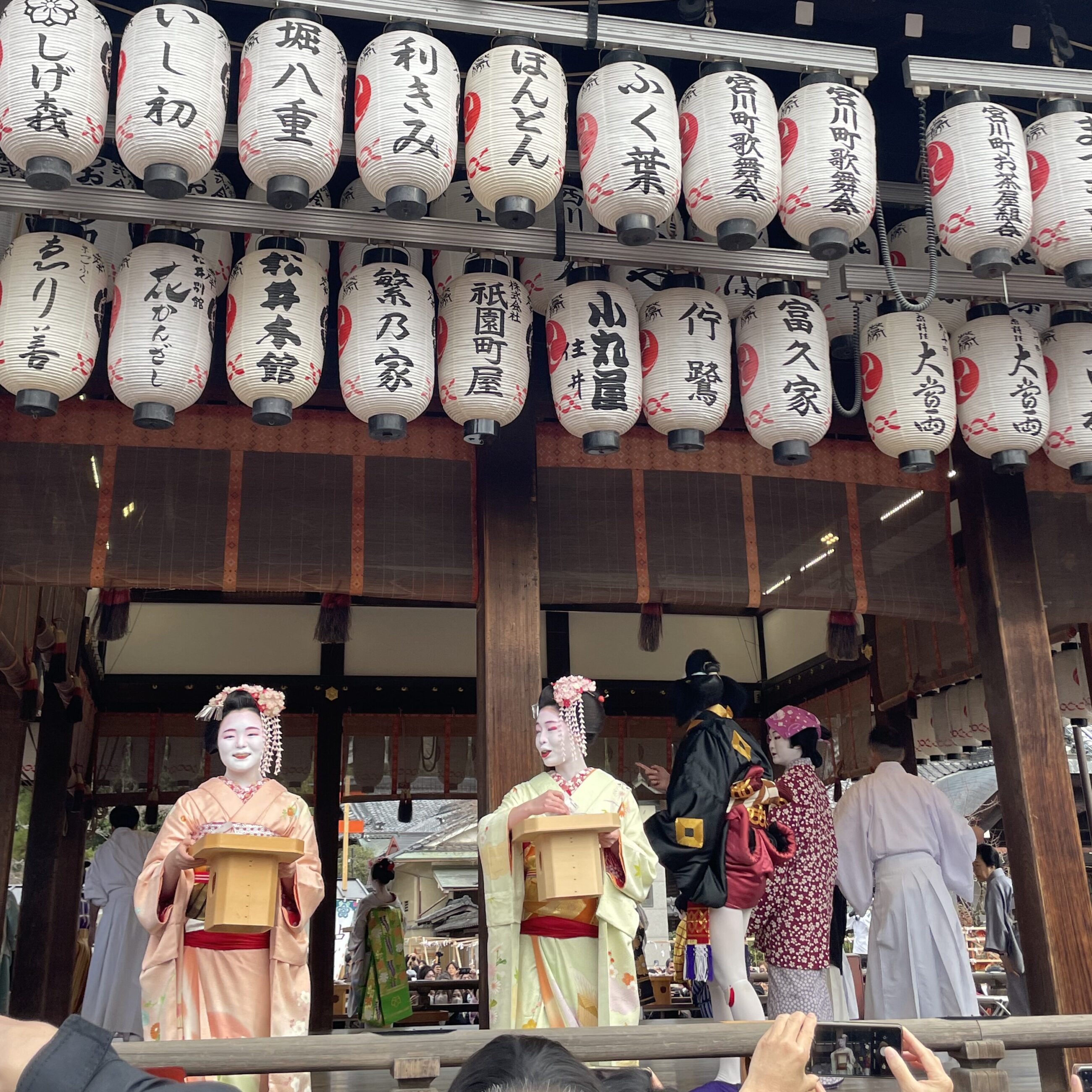 setsubun-yasaka-jinja-maiko-beans