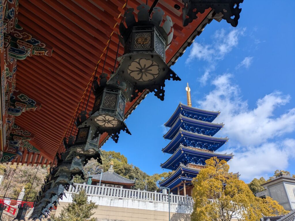 nakayamadera-blue-pagoda-hyogo-osaka