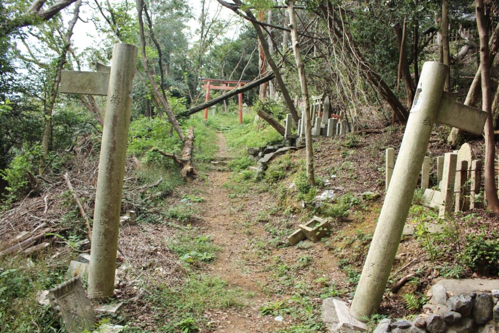 Oiwa-shrine-kyoto-torii