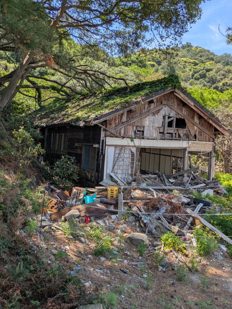 wakayama-tomogashima-abandoned-building